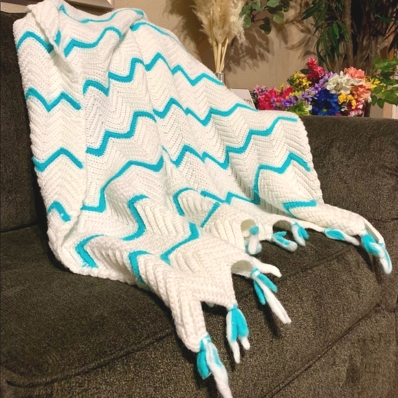 Vintage Handmade Crochet White & Blue Throw w/ Tassels, Chevron Pattern - Picture 4 of 6